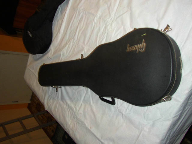 Gibson_Les_Paul_Firebrand_case_closed