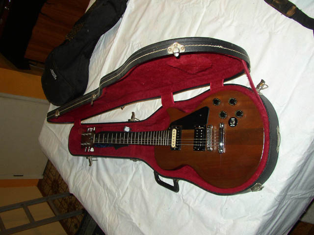 Gibson_Les_Paul_Firebrand_in_case