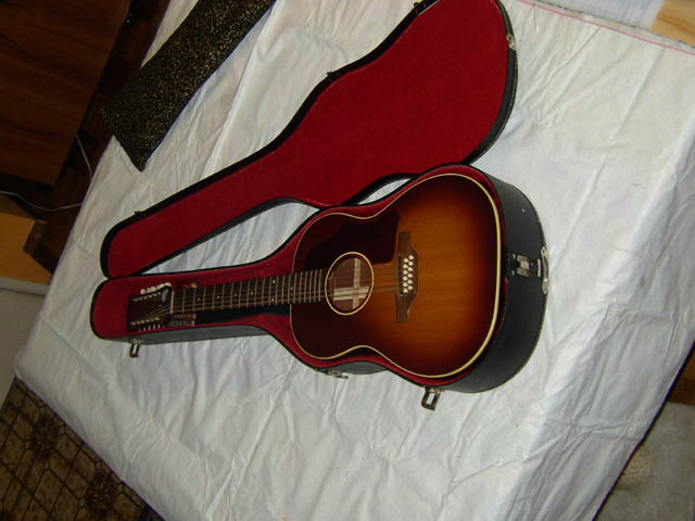 Gibson_twelve_string_in_case