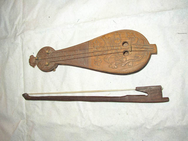 Hand_carved_guzla_and_bow_front