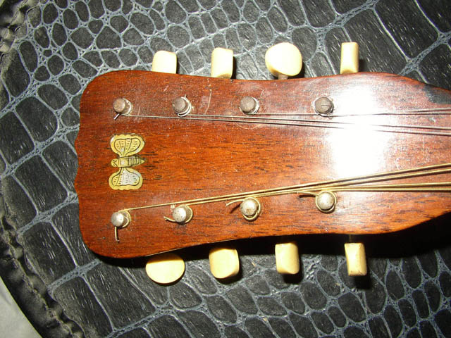 Lyons_and_Healy_Taterbug_mandolin_headstock