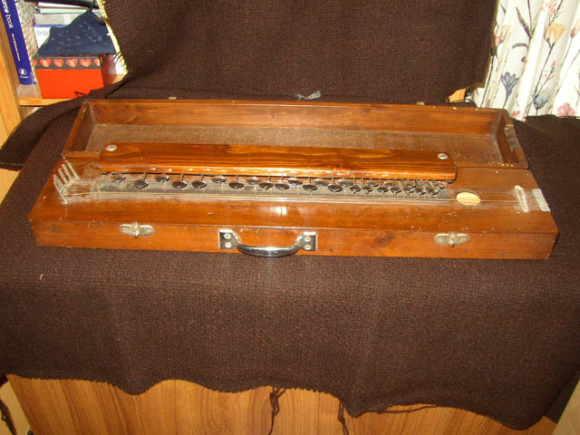 Saahid_Music_Palace_keyed_banjo_thinginabox_opened